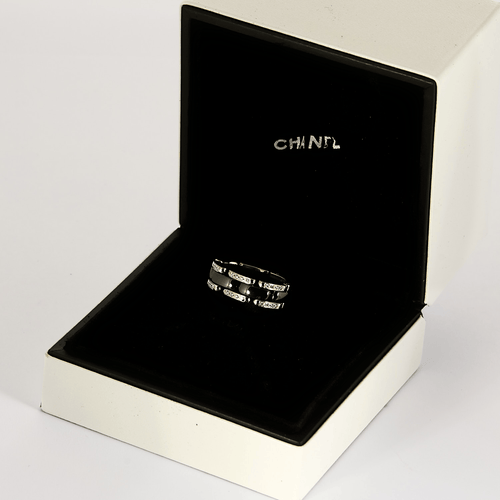 CHANEL -ULTRA - Średni Model- Pierścionek z białego złota, czarnej ceramiki i diamentów.