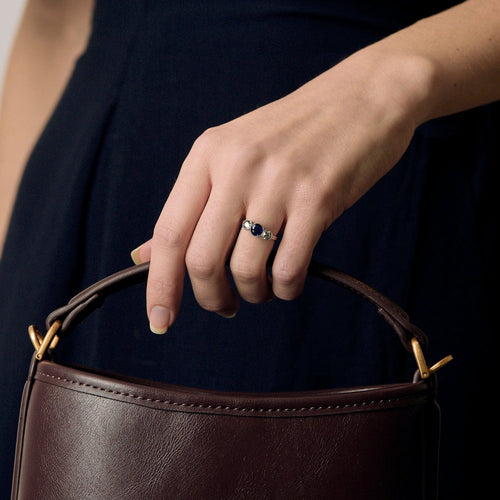 Anel em ouro branco, Platina, safira e diamantes