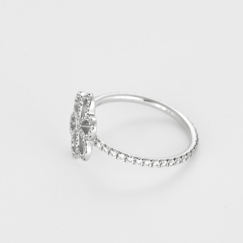 Inel fin cu flori din aur alb și diamante