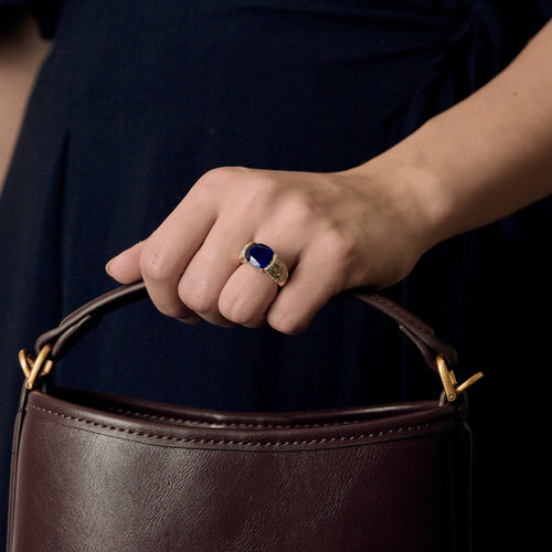 O.J.Perrin - Пръстен от жълто злато, около 7 карата цейлонски сапфир и диаманти