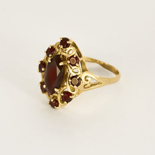 Ring i gult guld og almandingranater