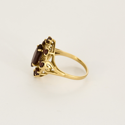 Ring i gult guld og almandingranater