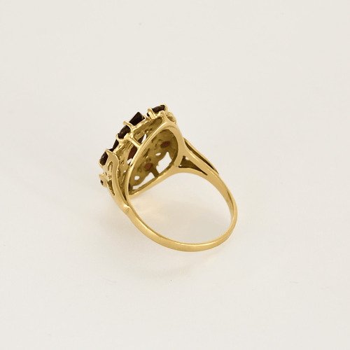 Ring i gult guld og almandingranater