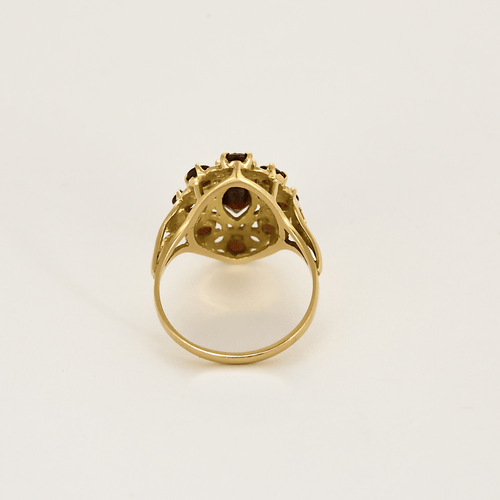 Ring i gult guld og almandingranater