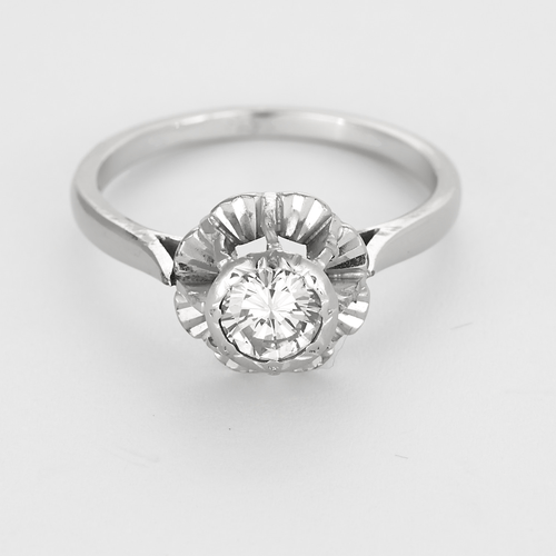 Beyaz altın ve pırlantalı Tektaş yüzük