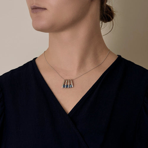 Anhänger aus Weißgold, Saphiren und Diamanten