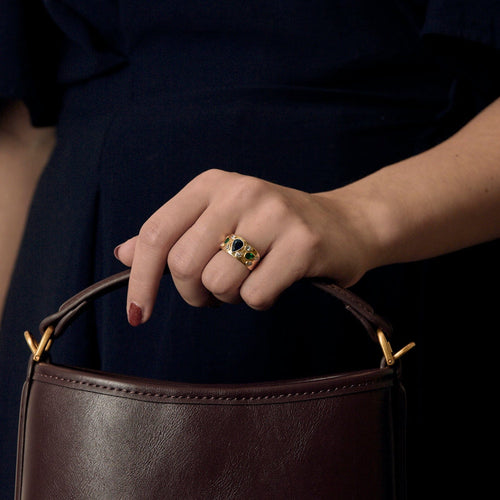 Ring aus Gold, Saphiren, Smaragden und Diamanten