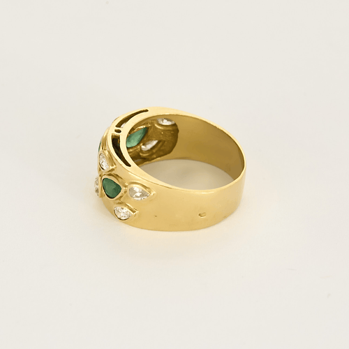 Ring aus Gold, Saphiren, Smaragden und Diamanten