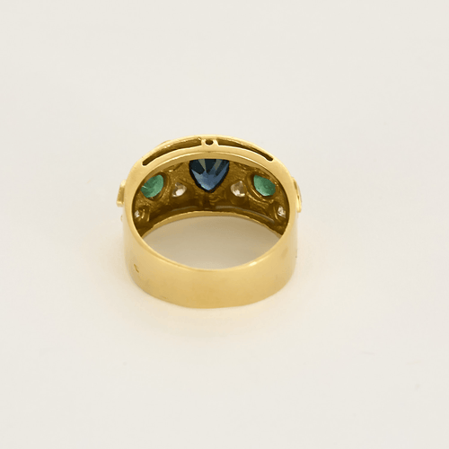 Ring aus Gold, Saphiren, Smaragden und Diamanten