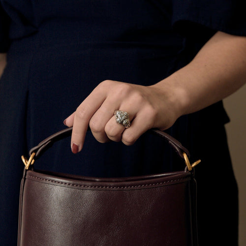 Prsten z Platina, bílého zlata a diamantů.