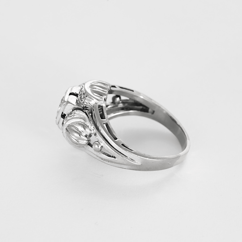 Prsten z Platina, bílého zlata a diamantů.