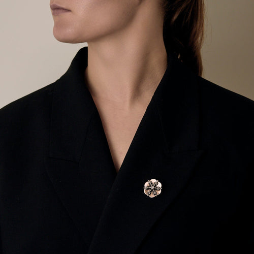 Broche en or rose et or gris à motif de fleur ponctuée d'étoile et diamants de taille rose 58 Facettes DV0013-35