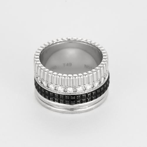 Ring Boucheron Quatre Black Edition stor modell i vitguld, diamanter och svart PVD.