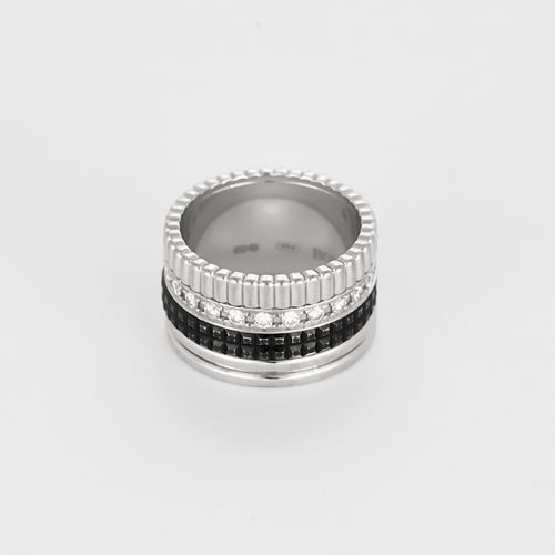 Ring Boucheron Quatre Black Edition stor modell i vitguld, diamanter och svart PVD.