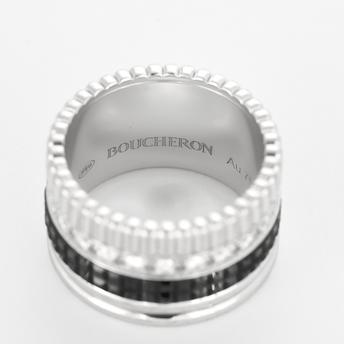 Ring Boucheron Quatre Black Edition stor modell i vitguld, diamanter och svart PVD.