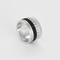 Ring Boucheron Quatre Black Edition stor modell i vitguld, diamanter och svart PVD.