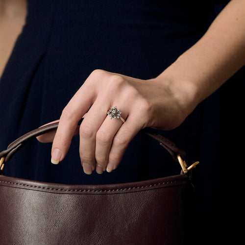 Inel din aur alb cu model floral și diamante