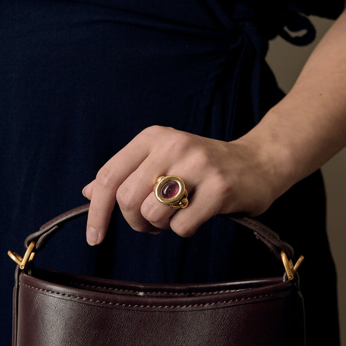 POIRAY - Indrani modelo grande - Anel semiarticulado em ouro amarelo e turmalina