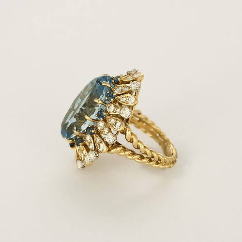 Cocktailring aus Gelbgold, Aquamarin, Saphiren und Diamanten
