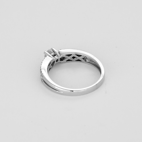 Bague solitaire en or gris et diamants