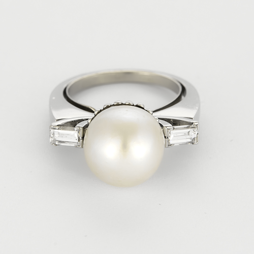 Platin malzemeden halka yüzük, beyaz kültür incisi ve pırlantalar