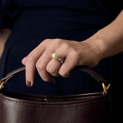 Platin malzemeden halka yüzük, beyaz kültür incisi ve pırlantalar