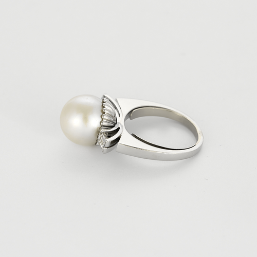 Platin malzemeden halka yüzük, beyaz kültür incisi ve pırlantalar