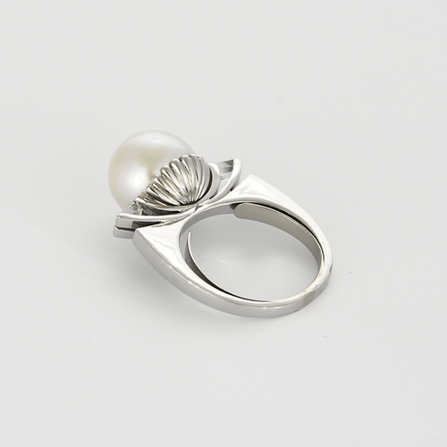 Platin malzemeden halka yüzük, beyaz kültür incisi ve pırlantalar