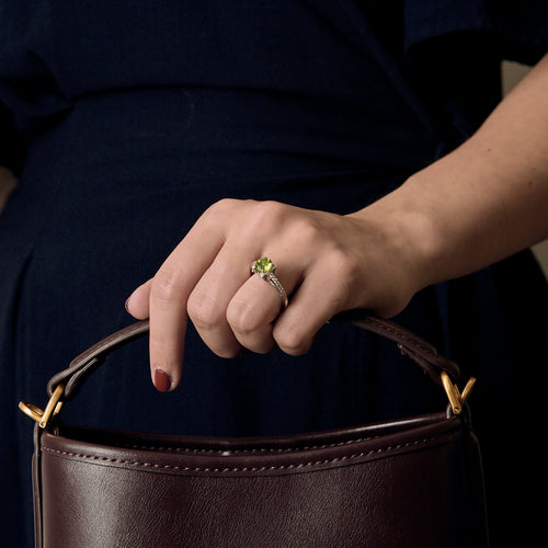 Tektaş tipi gri altın, peridot ve pırlantalı yüzük