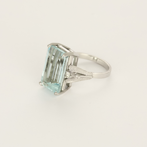 Коктейлен пръстен от бяло злато, аквамарин и диаманти