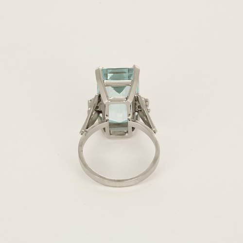 Коктейлен пръстен от бяло злато, аквамарин и диаманти