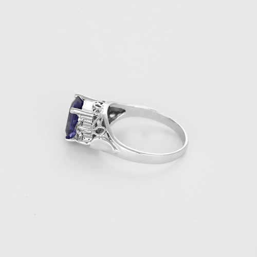 White gold ring, tanzanite and diamonds