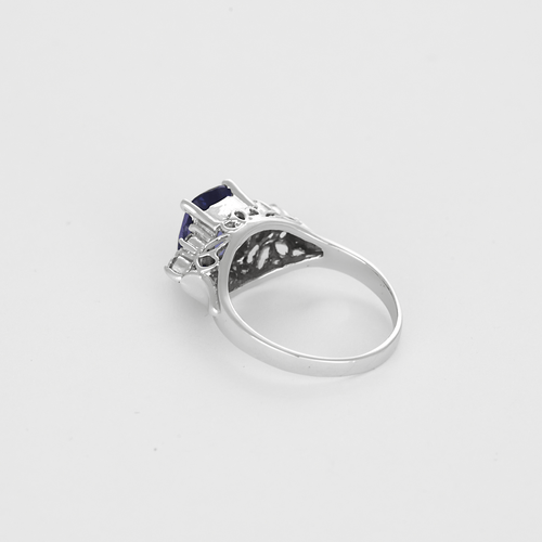 White gold ring, tanzanite and diamonds