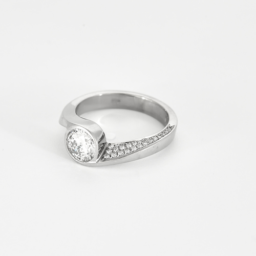 Bague en or gris , diamant 1.20 carat environ