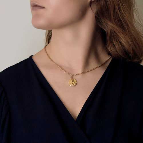 Privezak od žutog zlata koji prikazuje Devica Marija sa detetom