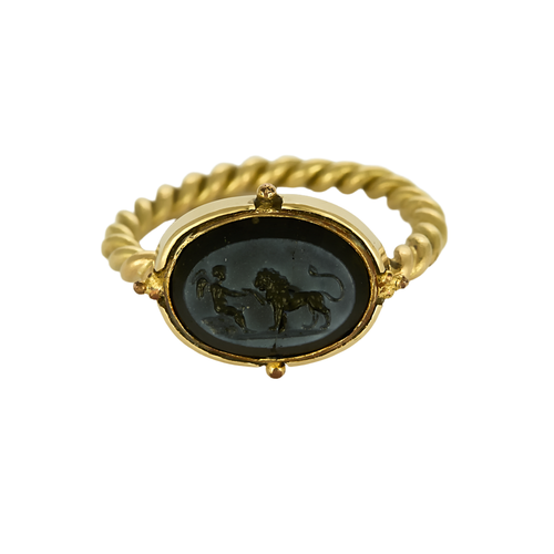 Pierścień z żółtego złota i intaglia z onyksu nicolo