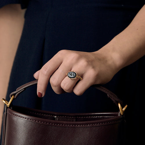 Pierścień z żółtego złota i intaglia z onyksu nicolo