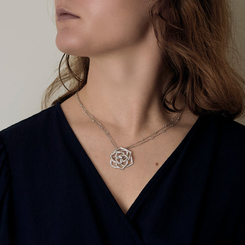 PIAGET -  Rose - Collier pendentif en or gris et diamants