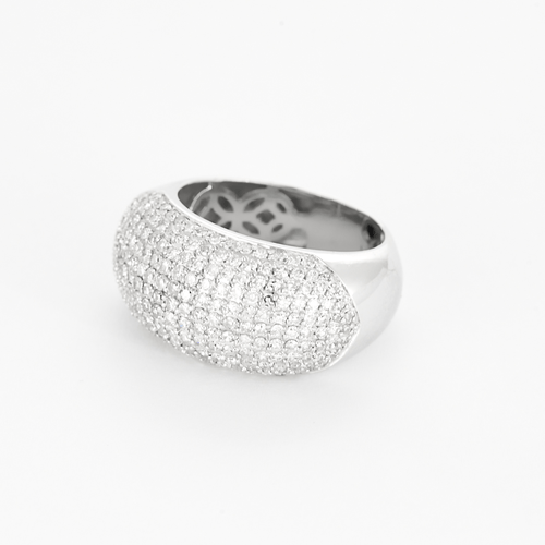 Large white gold and diamond ring