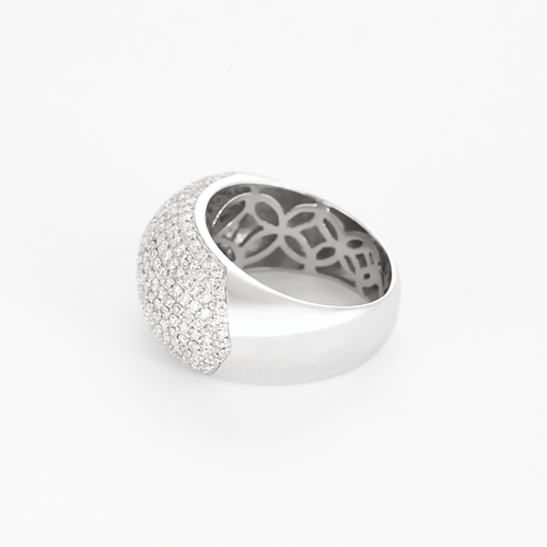 Large white gold and diamond ring