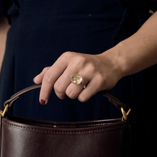 Bague cocktail en or gris quartz rutile dit cheveux de Vénus
