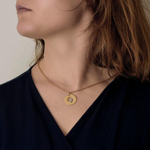 Okrągła ażurowa zawieszka z żółtego złota, białego złota i diamentu