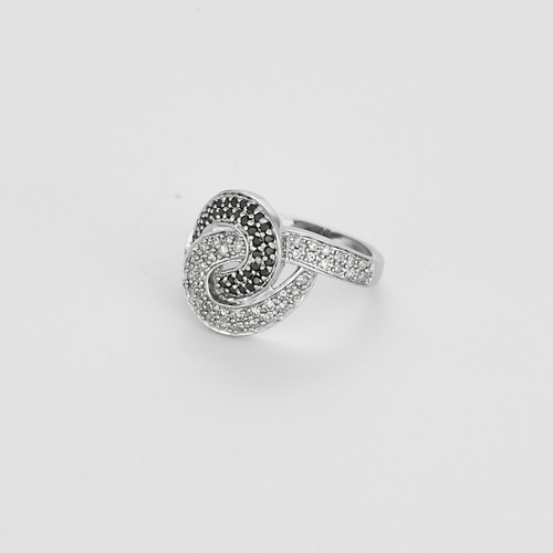 Verstrengelde ring met witte diamanten, zwarte diamanten