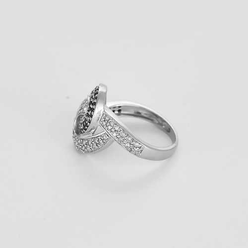 Verstrengelde ring met witte diamanten, zwarte diamanten
