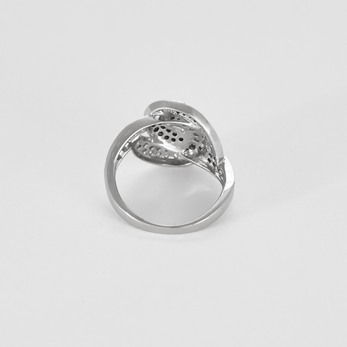 Verstrengelde ring met witte diamanten, zwarte diamanten