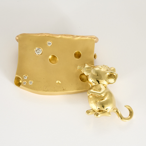 Zábavná brož ze žlutého zlata stylizující myš a diamanty