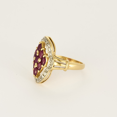 Navetring van geelgoud met robijn en diamanten