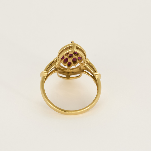 Navetring van geelgoud met robijn en diamanten