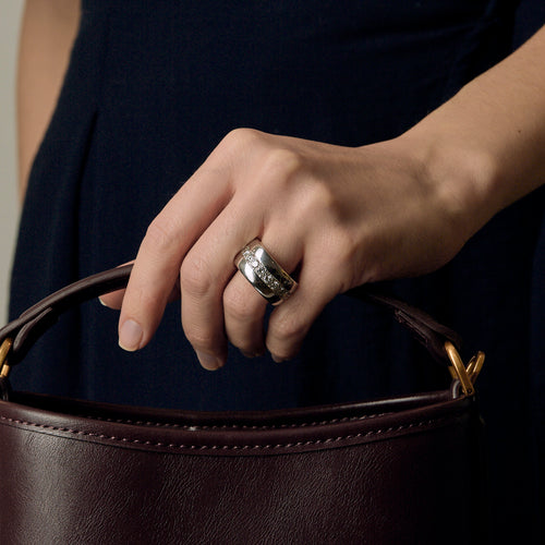 Важен пръстен, съставен от широка изпъкнала халка от бяло злато и диаманти