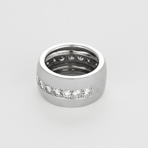 Важен пръстен, съставен от широка изпъкнала халка от бяло злато и диаманти